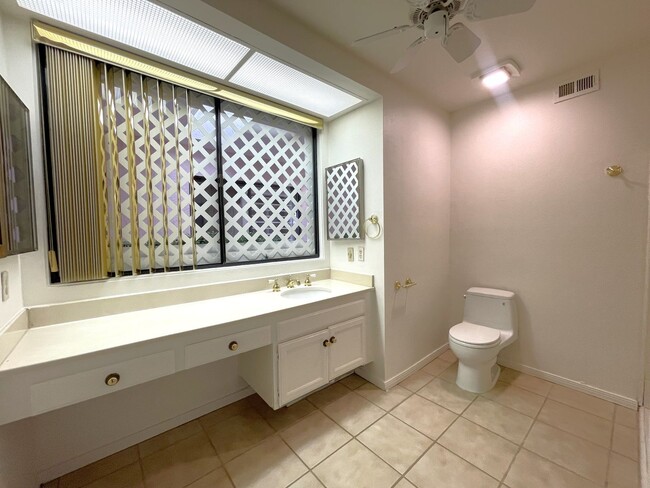 Building Photo - AVAILABLE NOW!  3 Bedroom 2 Bathroom Condo in Sunrise Country Club