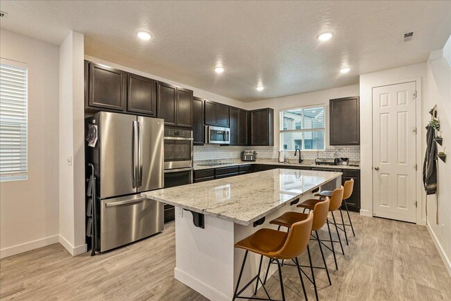 Building Photo - 623 E 460 S