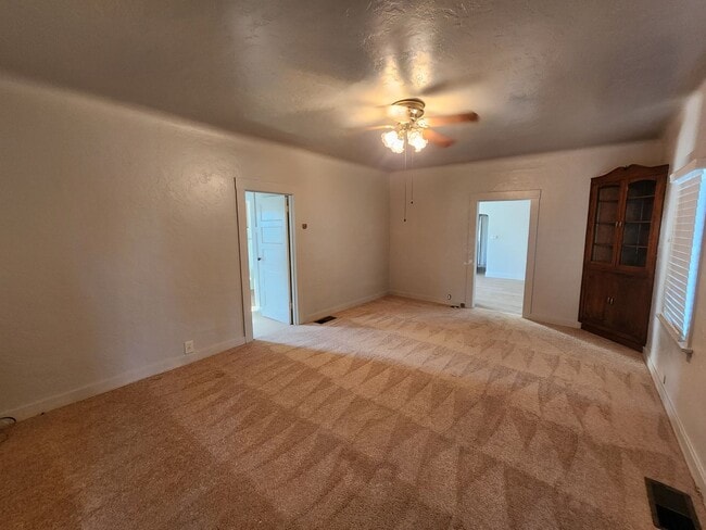 Building Photo - 555 Wallis Ave