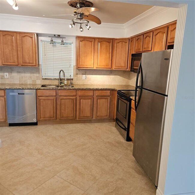 Building Photo - 701 Poinsettia Rd