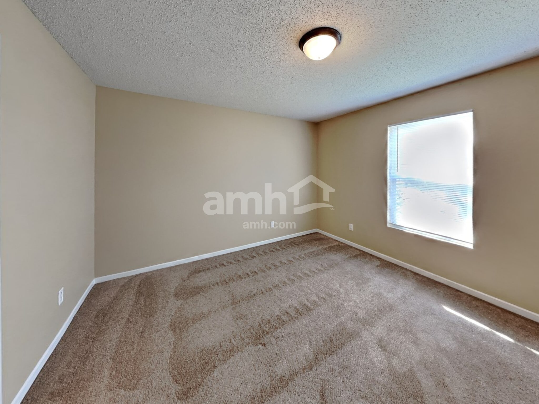Building Photo - 202 Creekview Dr