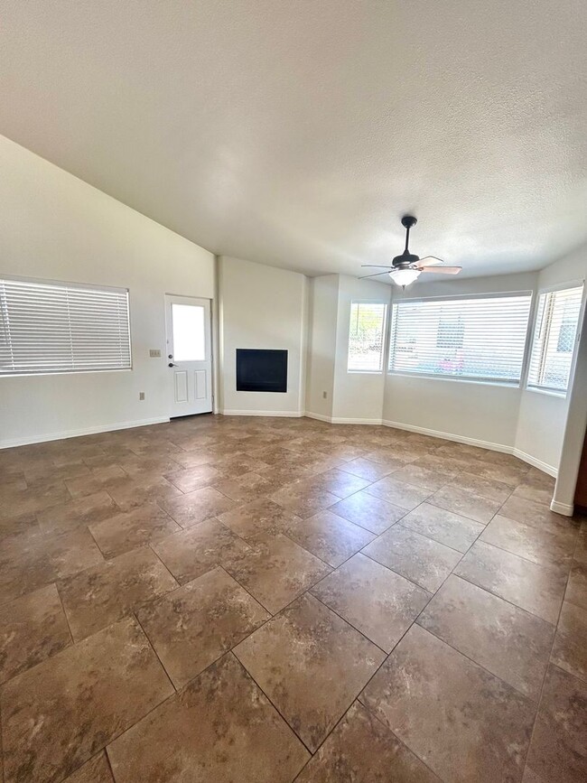 Building Photo - 4 Bedroom / 2 Bathroom efficient home