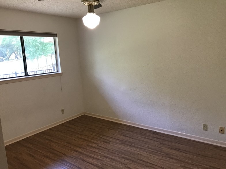 Bed 2 - 11203 Oak View Dr