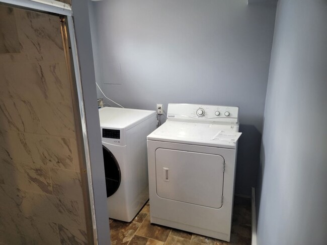 Building Photo - *MOVE IN SPECIAL * 1ST FULL MONTH FREE* Great 3-Bedroom Home IN The Garland District