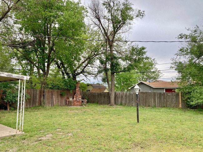 Building Photo - 3 bed 1 bath, garage, quiet street