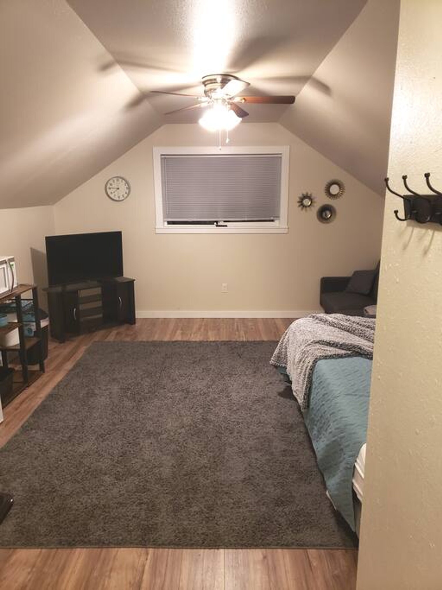 Building Photo - 1427 E Hays St