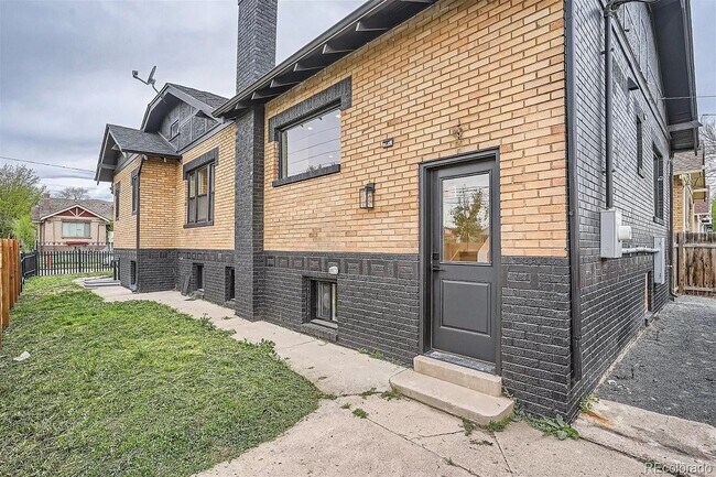 Building Photo - 1400 Perry St