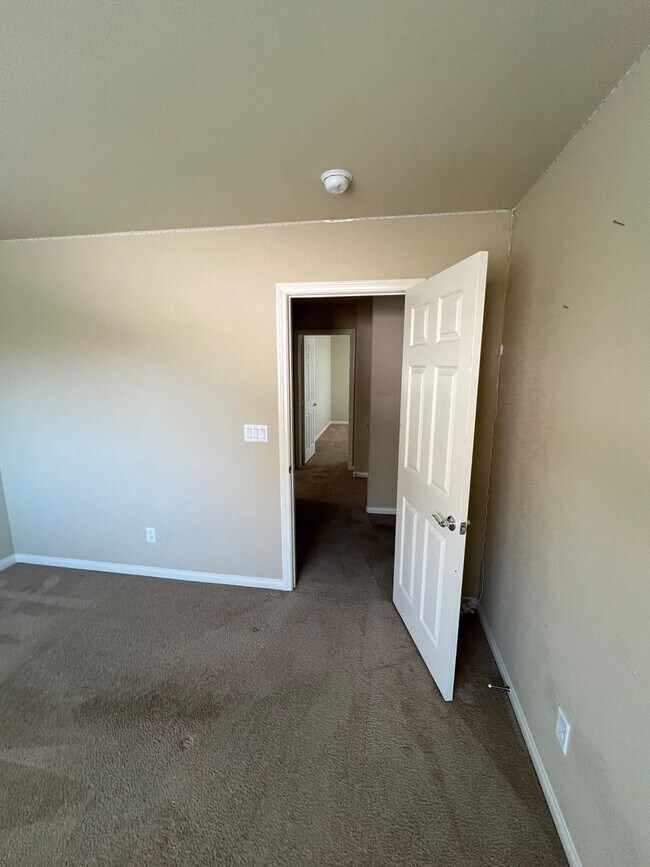 Building Photo - A Fantastic 4 Bedroom Home with the primary Downstairs, in Silverado Ranch