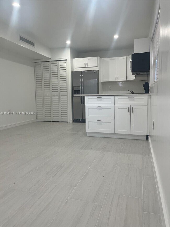 Building Photo - 3912 SW 12th Ct