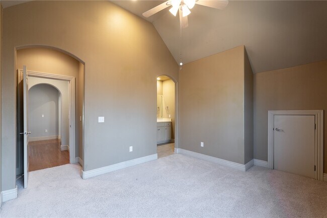 Building Photo - 5106 S Sloan Cir