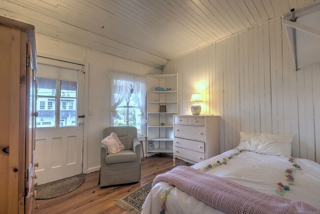 Building Photo - 32 Seaside Ave