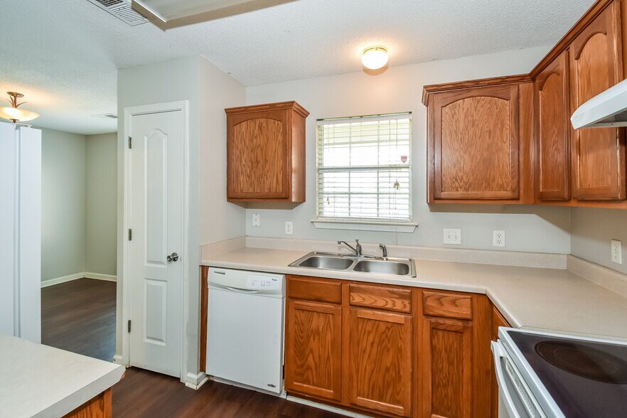 Building Photo - 9760 Riggin Dr