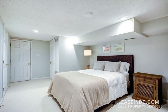 Building Photo - 719 Gallatin St NW