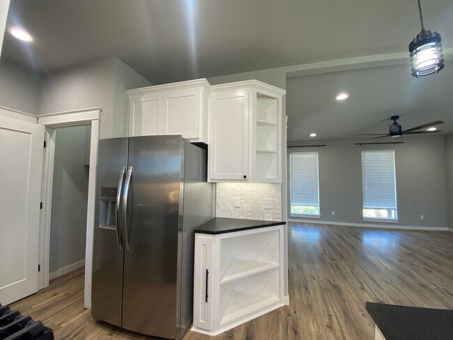 Building Photo - Stunning 3 bed 2.5 bath for rent in Coweta!!