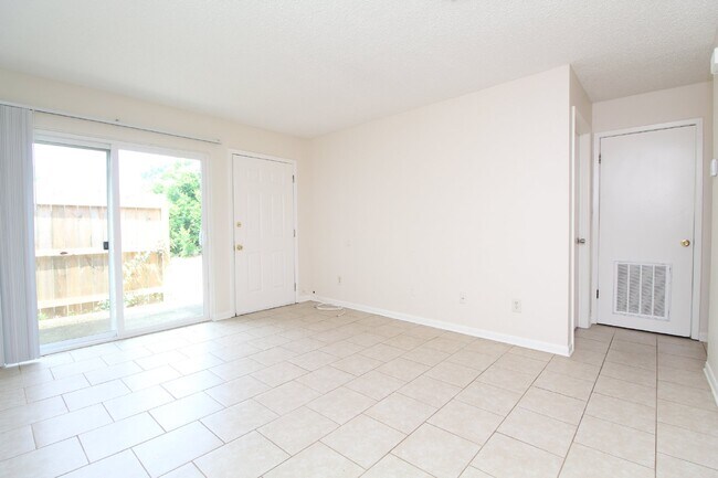 Building Photo - Gulf Breeze 2BR Apartment in Greenbriar with Large Bedrooms, Fenced Patio, Huge Backyard & Water/...
