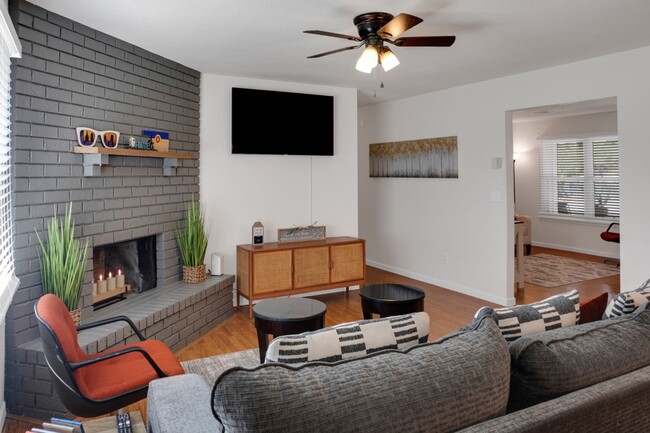 Building Photo - Adorable Furnished Rental Downtown Tulsa