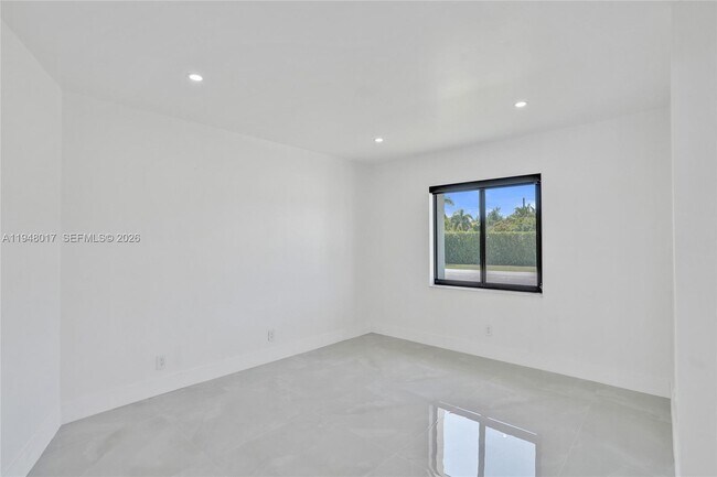 Building Photo - 16653 Golfview Dr