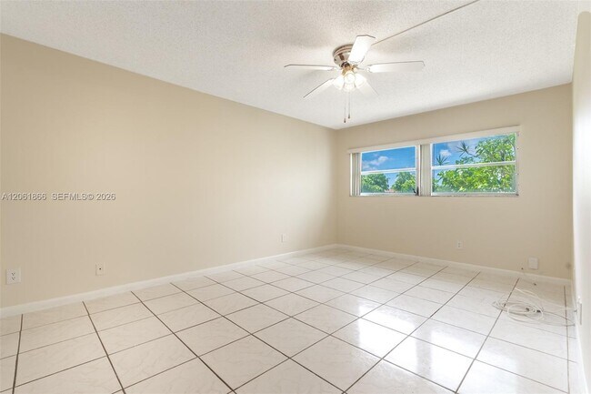 Building Photo - 7877 Golf Cir Dr