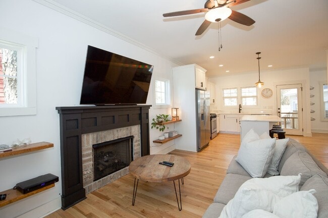 Building Photo - Charming Cottage in DOWNTOWN Southern Pines