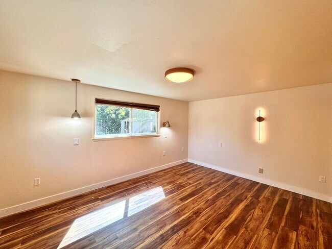 Building Photo - Charming Mid-Century Home in Shoreline