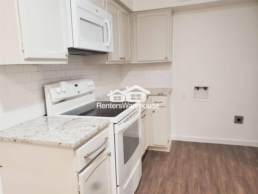 Building Photo - 361 N Post Oak Ln