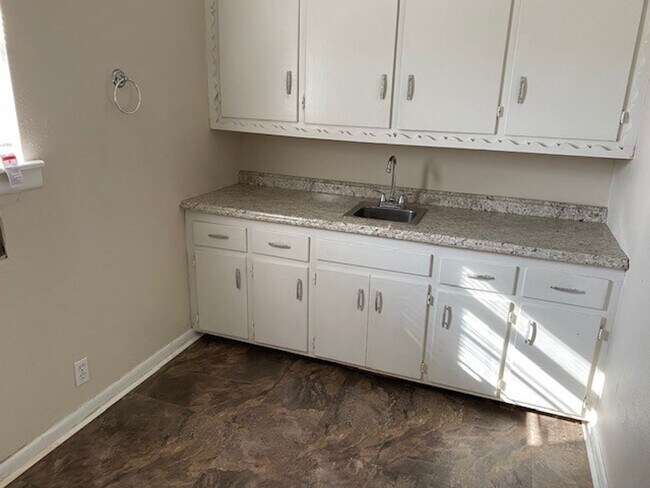 Building Photo - Large 3 bed/2 bath home in nice neighborhood  in Denison!