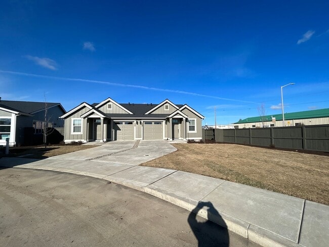 Building Photo - Stylish 2BR + Office Duplex in SE Bend – Garage & Smart Home Perks