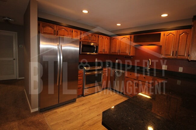 Building Photo - Charming 2 bedroom condo in Cozy Cove