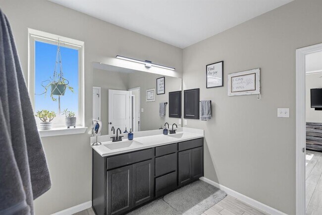 Building Photo - 513 Cerezo Dr