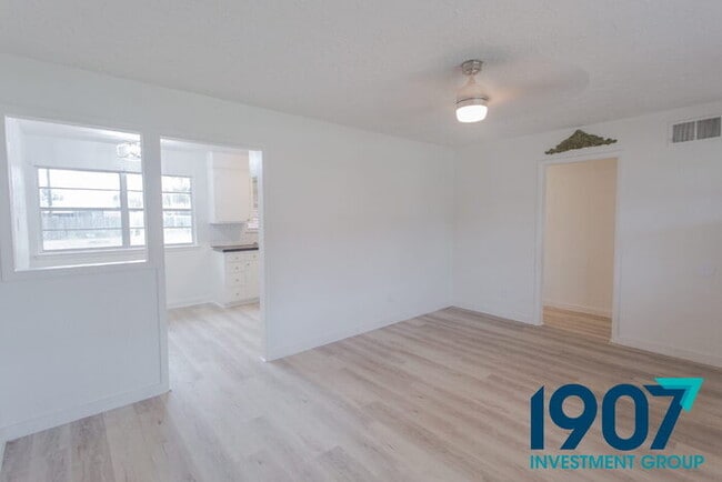 Building Photo - Charming Brick Home with Modern Updates and Large Backyard in Norman!