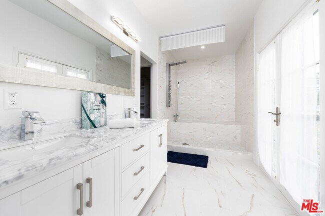 Building Photo - 1110 W Muirlands Dr