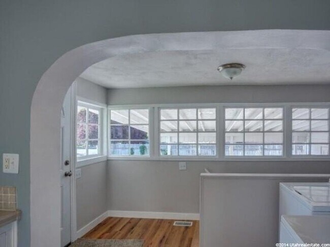 Building Photo - 705 500 N