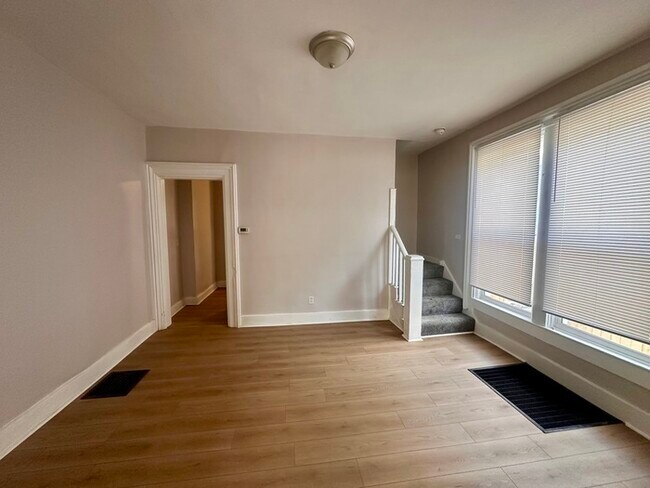 Building Photo - 323 N Gladstone Ave