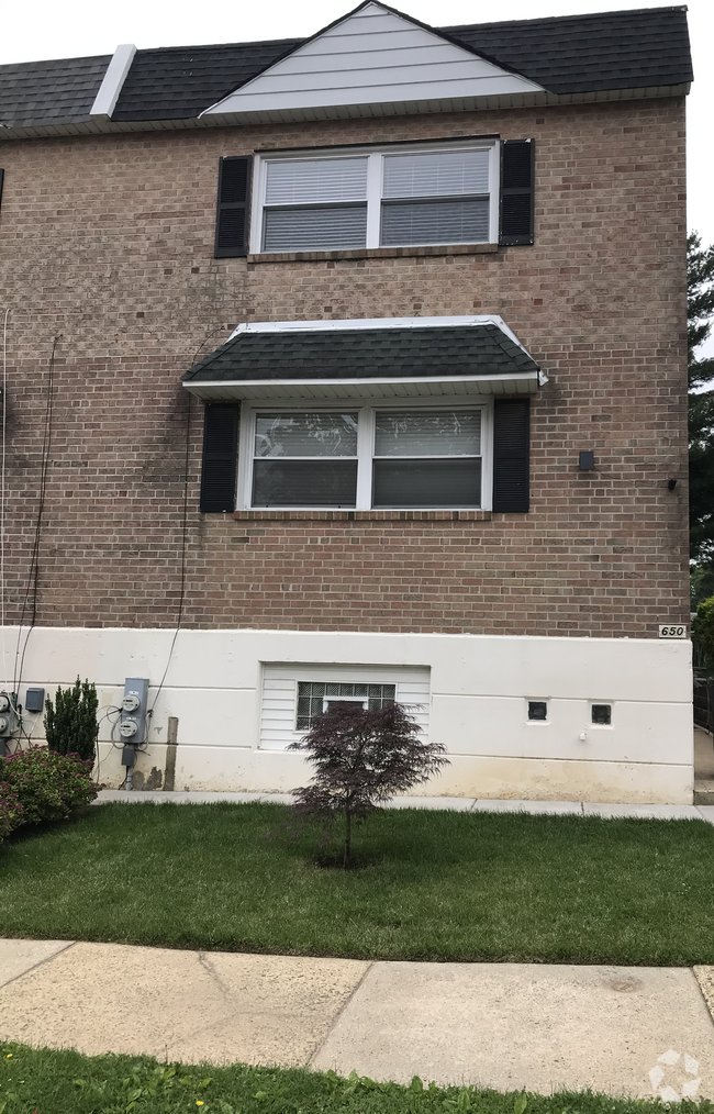 Building Photo - 650 Parlin St