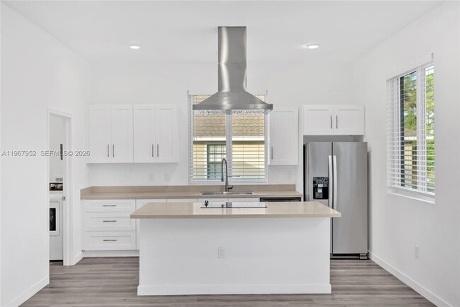 Building Photo - 719 Little Rock St E