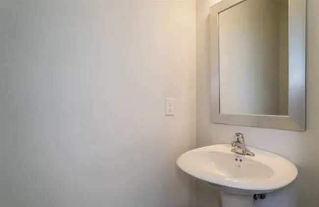 Building Photo - Fabulous 3 bedrm Townhome with office & ga...