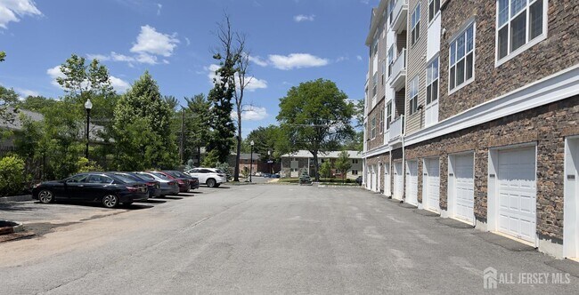 Building Photo - 727 Lorhan Dr