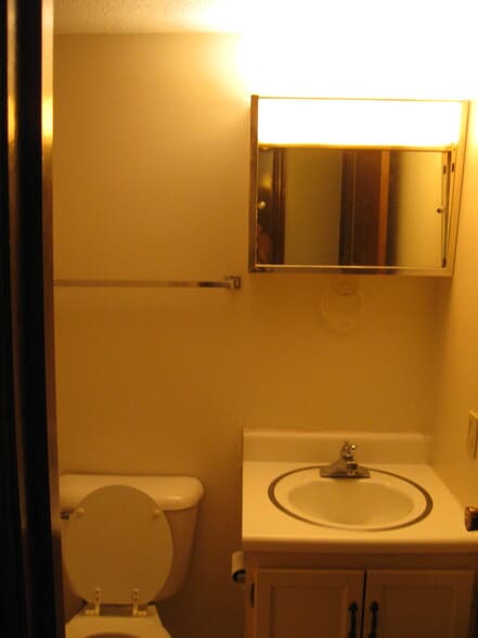 Building Photo - 606 W Healey St