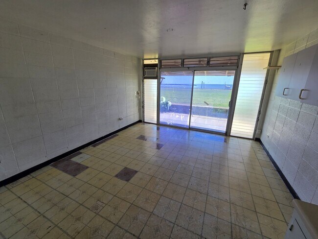 Building Photo - Ground floor Beach front Studio - Pokai Bay Beach Cabanas