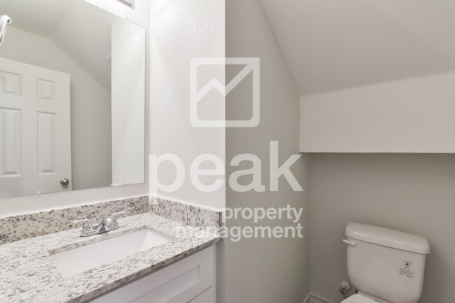 Building Photo - $1375! 2Bed/1.5bath Duplex Available for Rent! Apply today and save $150!