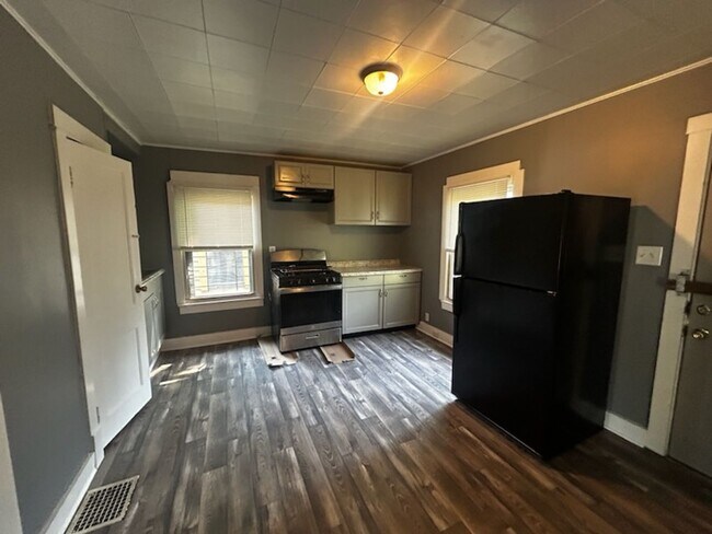 Building Photo - Cozy 3BR/1Ba house with unfinished basement- LEASING SPECIAL - MOVE IN BY 5/31/2026 AND RECEIVE 2...