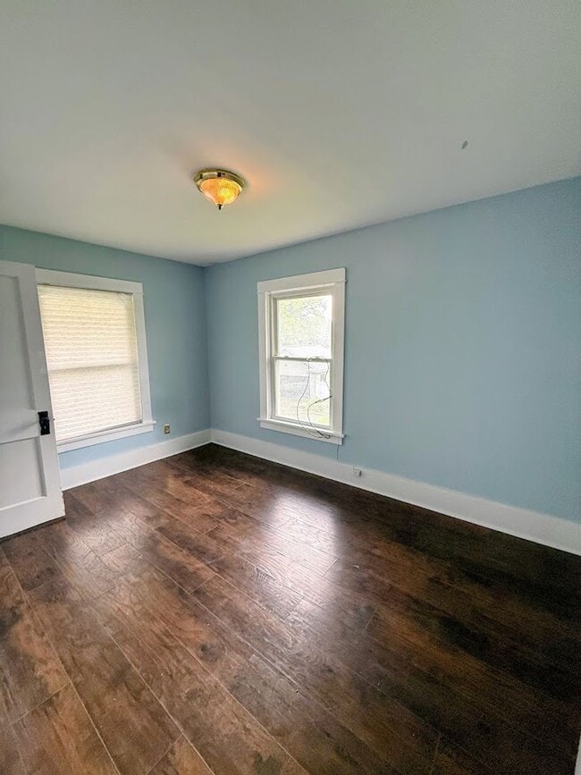 Building Photo - Three bedroom one bathroom home for rent