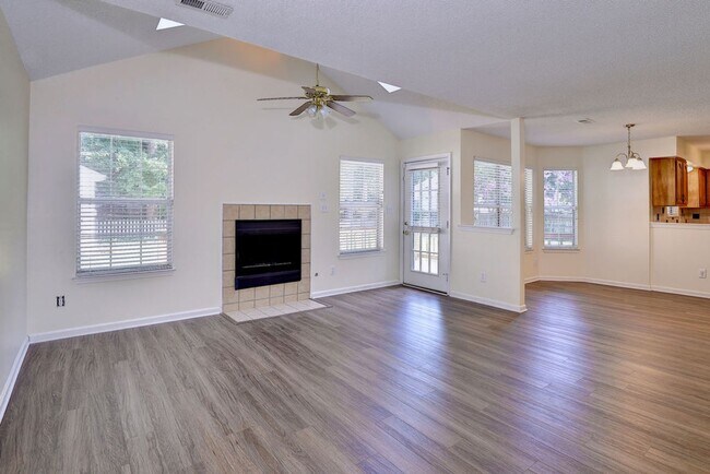 Building Photo - Convenient Coventry Home