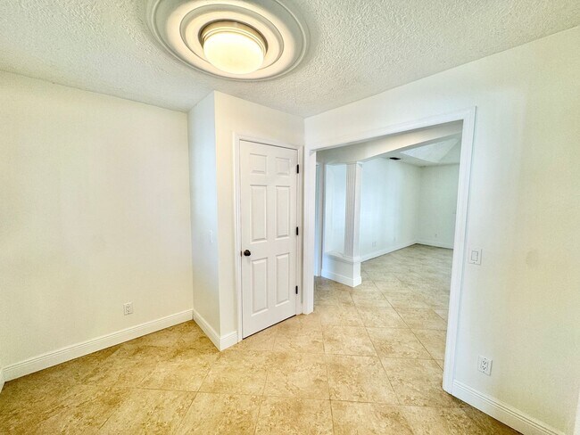 Building Photo - ** BERKSHIRE LAKES ** 3 BED + DEN / 2.5 BA...