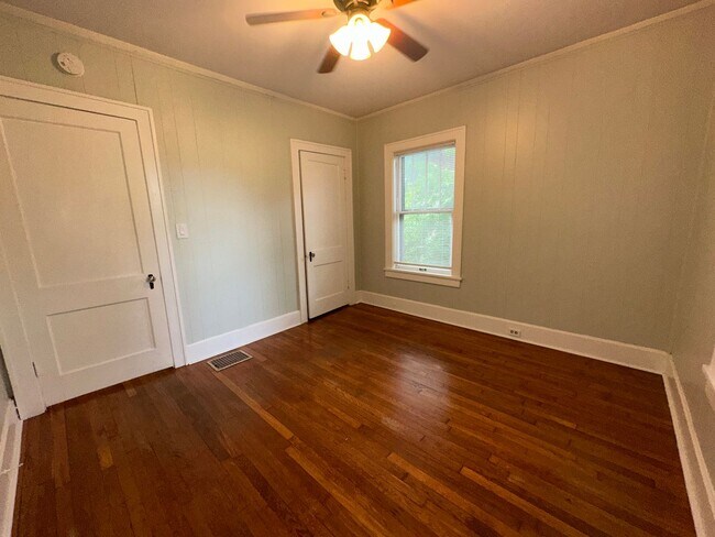 Building Photo - Beautiful, Historic House! Hardwood Floors, Full Basement, Detached Garage; W/D, Pets Ok!