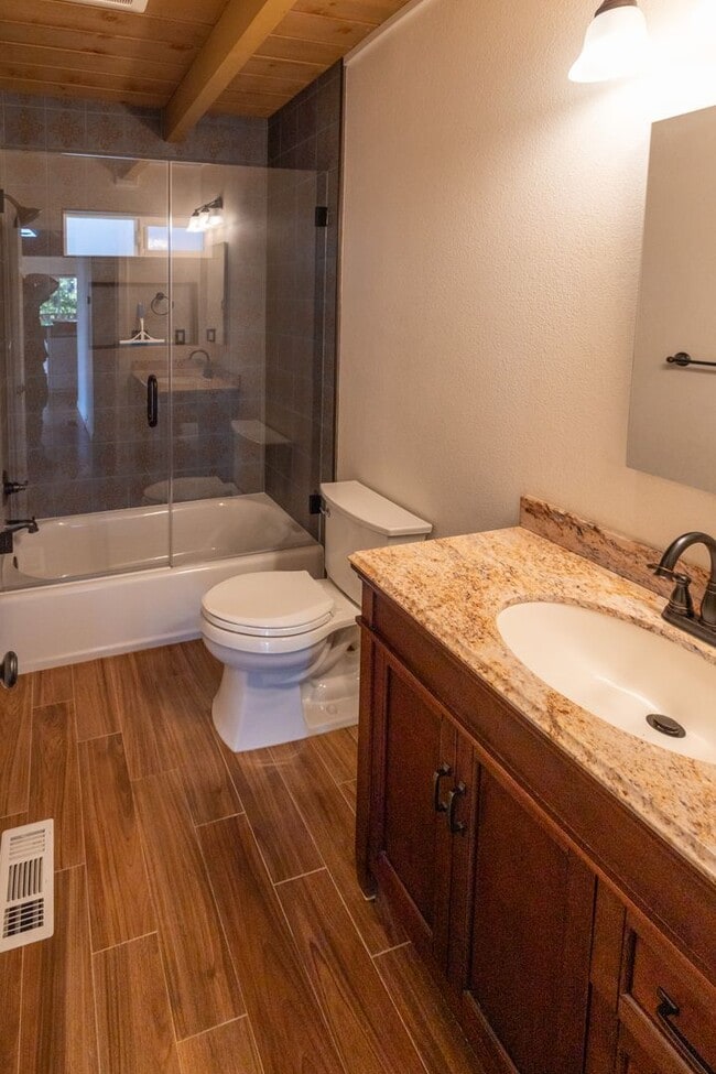 Building Photo - Beautiful 3 bedroom home with Castro Valle...