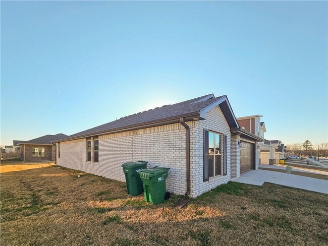 Building Photo - 2091 Bluebonnet Ln