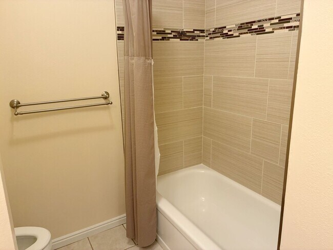 Building Photo - Spacious 5 Bed, 3 Bath Home for Rent in Idaho Falls!