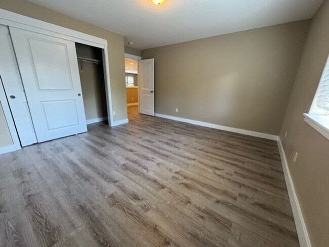 Building Photo - Large Home SW Bend