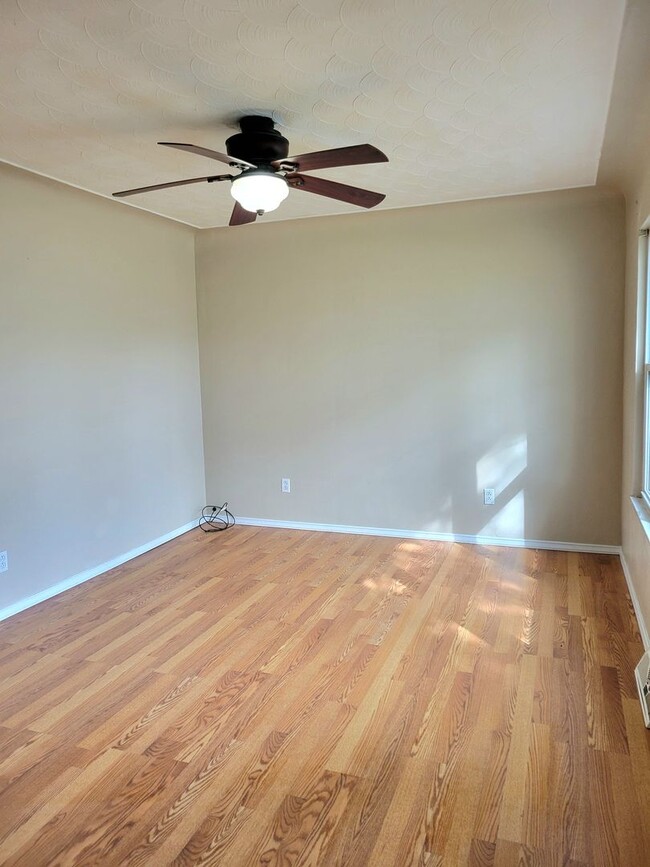 Building Photo - Renovated and Ready to Rent...7 Bradley, P...